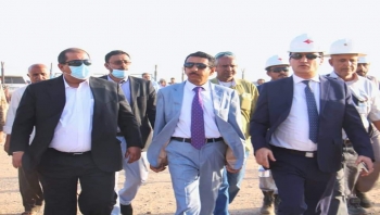 وزير النفط ومحافظ شبوة يطلعان على سير  عملية انتاج النفط من قطاع العقلة S2 ويتفقدان المنشآت النفطية .