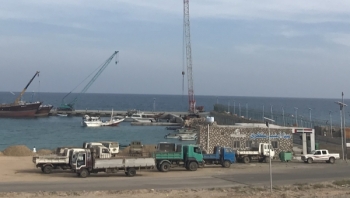 عدن : العسكريون يُعلّقون إغلاق بوابات موانئ عدن بعد تلقيهم وعود بصرف رواتبهم