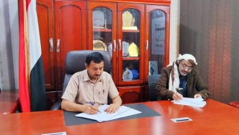 محافظ شبوة يوقع عقد سفلتة طريق دُهر الخر  بمديرية دُهر