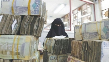 الريال اليمني يفقد 250% من قيمته والأسعار ترتفع 140% وأول تعليق حكومي على انهيار العملة