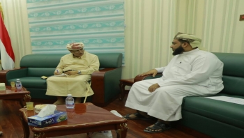محافظ المهرة يتسلم من مدير عام "حصوين" قائمة احتياجات المديرية الخدمية والتنموية