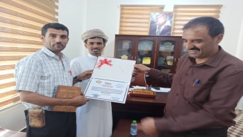 المهرة ..مدرسة الشعب الاساسية للبنين بالغيضة تكرم الوكيل كلشات نظرا دعمه وتشجيعة للعملية التعليمية