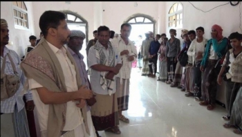 المهرة ..الشيخ  محمد آل عفرار يتفقد العالقين من أبناء سقطرى في المهرة ويساهم بمليون ريال ويتكفل بنقلهم الى حديبو
