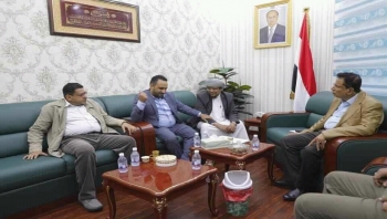 المهرة .. المحافظ يبحث مع رئيس اتحاد المغتربين اليمنيين بأمريكا الفرض الاستثمارية في المهرة