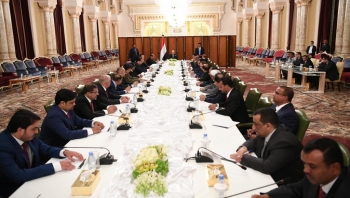 الرئيس هادي يلقي خطابا أمام الحكومة الجديدة التي أدت اليمين الدستورية في الرياض