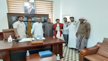 المهرة .. نادي الجزع يلتقي وكيل شباب المهرة ويكرمه بدرع عرفانا لجهوده في خدمة الشباب