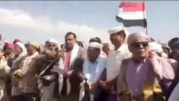 أبين .. حشود قبلية تطالب بالضغط على مليشيا الانتقالي بسرعة الخروج من المحافظة