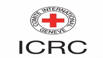 الصليب الأحمر :  يعلن مقتل أحد موظفيه وإصابة ثلاثه آخرون في التفجير الذي استهدف الحكومة في مطار عدن