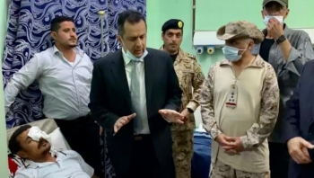 رئيس الوزراء : يزور جرحى التفجير الارهابي الذي استهدف الحكومة بمطار عدن وخلف عددا من الضحايا والمصابين