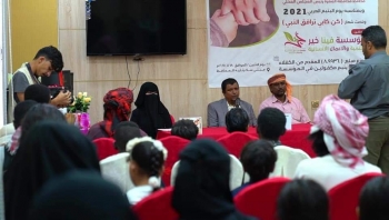 أمين عام محلي المهرة يدشن توزيع مبالغ مالية ل 45 يتيم من مختلف مديريات المحافظة