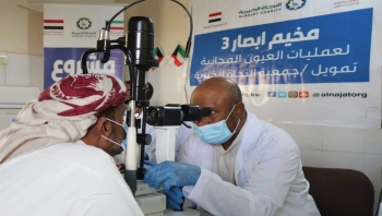 مدير عام الصحة بالمهرة يطّلع على سير العمل في معاينة الحالات المرضية بمخيم أبصار الطبي لجراحة العيون