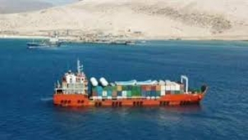 سقطرى.. مليشيا تتبع الإمارات تهدد مدير عام الميناء بالسجن بسبب كشفه إنزال مدرعات إماراتية الى الميناء