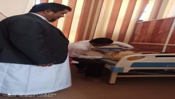 أمين عام المجلس المحلي بالمهرة يزور مركز الشفاء للعلاج الطبيعي ويتفقد سير العمل فيه