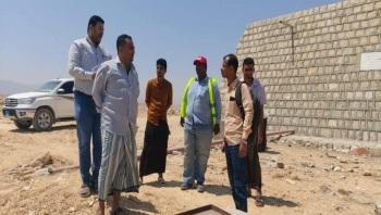 فريق من الجهاز المركزي للرقابة والمحاسبة يطلع المشاريع الجاري تنفيذها في مديرية قشن
