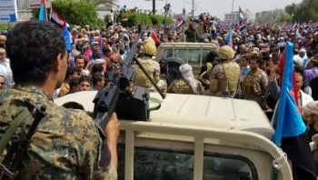 عدن : متظاهرو الإنتقالي يقتحمون قصر معاشيق وإعلام الإنتقالي يحرضهم على التخريب