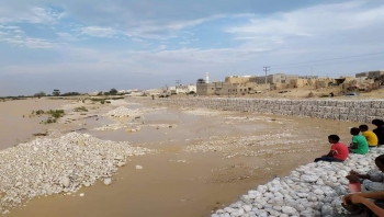 مدير مكتب الزراعة بالمهرة يتفقد الجابيونات بالغيضة بعد تدفق السيول بوادي الجزع