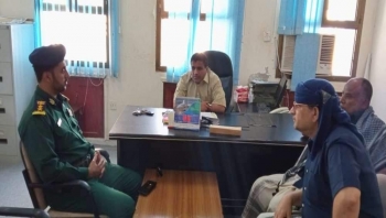 نائب مدير عام الأمن بالمهرة يناقش مع البنك المركزي بالمحافظة تنظيم عمل محلات الصرافة منعاً للتلاعب بالعملة