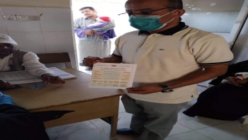 نائب مدير عام مكتب الصحة بالمهرة يتلقى لقاح فيروس كورونا