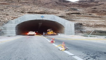 بدء أعمال تركيب إنارة طريق أنفاق المهرة بالطاقة الشمسية تنفيذا لتوجيهات المحافظ بن ياسر