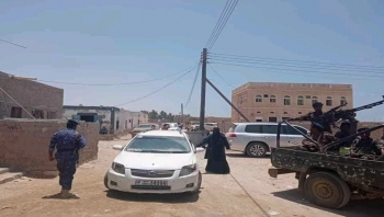 أمن محافظة المهرة يداهم أوكار مروجي الممنوعات والمخدرات في مديرية الغيضة