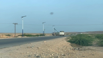 المهرة :تواصل أعمال تركيب الأعمدة والإنارة بالطاقة الشمسية على مداخل مديريتي سيحوت والمسيلة
