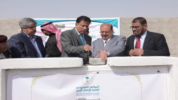 الشيخ سلطان البركاني ومحافظ المهرة يضعان حجر الأساس  لمشروع إعادة وتأهيل  الطرق الداخلية لمدينة الغيضة