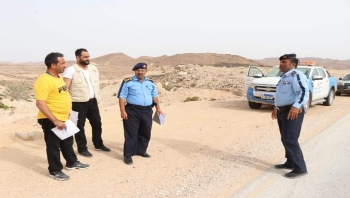 شرطة السير بالمهرة تنفذ مسح ميداني لتحديد أماكن تركيب التنبيهات المروية على خط الغيضة شحن