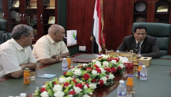 المهرة : لجنة من وزارة الدفاع تناقش التخلص من بعض المواد المحتجزة في المنافذ وكيفية التعامل معها