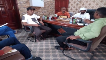 مدير مستشفى الغيضة المركزي يلتقي رئيس مؤسسة وصال للتنمية لمناقشة الأجراءات الفنية لإقامة مخيم جراحي للعيون .