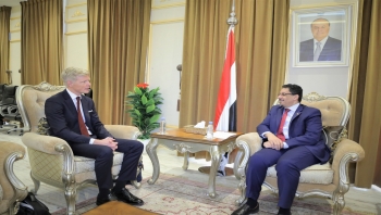 وزير الخارجية يستقبل المبعوث الأممي إلى اليمن ويؤكد دعم وتسهيل الحكومة لمهامه