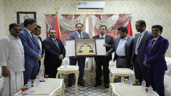 البكري يكرم محافظ المهرة بدرع الوزارة نظير جهوده في دعم قطاع الشباب والرياضة