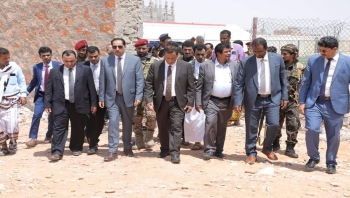 وزير الشباب ومحافظ المهرة والوكيل الأول ووكيل الشباب يتفقدون الصالة الرياضية