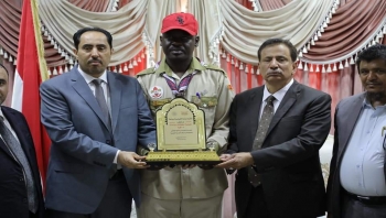 الوزير البكري يكرم قائد مفوضية الكشافة بمحافظة المهرة