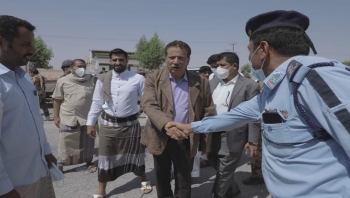محافظ المهرة يدشن مشروع تركيب اللوحات الإرشادية والمرورية لمدينة الغيضة وخط  شحن الدولي