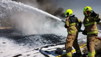 الإمارات :اندلع حريق في مخلفات زيوت بمنطقة جبل علي الصناعية في دبي