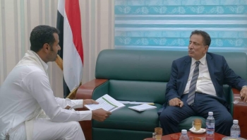 محافظ المهرة يطلع من مدير عام مكتب التخطيط على تقرير مستوى الإنجاز للمشاريع الممولة من السلطة