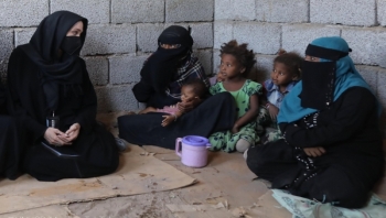 أنجلينا جولي تزور مخيما للنازحين في محافظة لحج