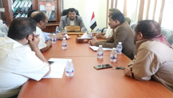 لقاء بالمهرة يناقش ترتيب تحصيل إيرادات جمرك شحن