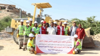 المهرة : جمعية الهلال الأحمر اليمني تدشن حملة إزالة أشجار السيسبان بالغيضة