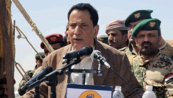 المهرة .. المحافظ يشهد حفل تخرج قوات الأمن ومكافحة الارهاب ويؤكد رفضه كل دعوات التجنيد خارج مؤسسات الدولة