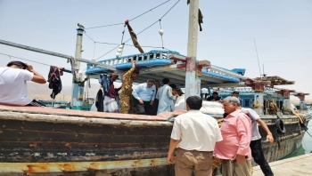 المهرة .. الأمن يضبط سفينة عليها بحارة إيرانيين وبحوزتهم أنواع مختلفة من المخدرات