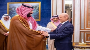 العليمي معتكف في الرياض وسط غموض يحيط بمستقبل مجلس القيادة الرئاسي