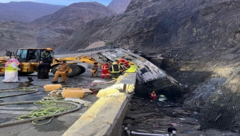 السفارة اليمنية بالرياض : وفاة وإصابة 6 يمنيين بينهم امرأة في حادث انقلاب حافلة معتمرين