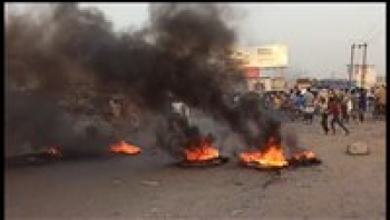 لحج ..احتجاجات شعبية تندد بانقطاع الكهرباء وانهيار العمل