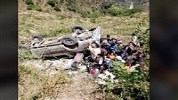 ريمة.. حادث مروري مروع في طريق جبلي وعر يتسبب في وفاة وإصابة 18 شخصاً
