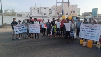 عدن .. محتجون في عدن ينددون بتردي الأوضاع الخدمية