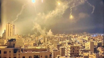لليوم الـ 32 على التوالي.. شهداء وجرحى بغارات إسرائيلية متواصلة على غزة