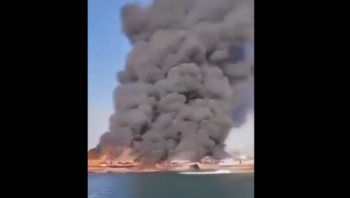 صحيفة معاريف: احتراق 16 سفينة إيرانية تقل عسكريين متجهين إلى الحوثيين