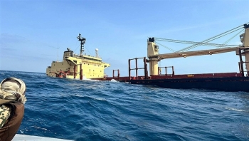 غرق السفينة "روبيمار" وخلية الأزمة تحمل الحوثيين  مسؤولية الكارثة