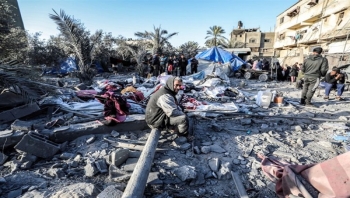 الاحتلال يستهدف المساعدات بدير البلح ووفود الوسطاء تصل القاهرة